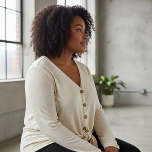 Lane Bryant V-Neck Cream Longsleeve Button-Front Top. Women's Size: 14/16.